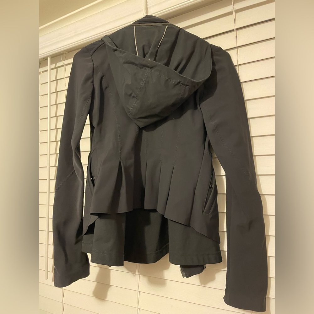 lululemon jacket size 4